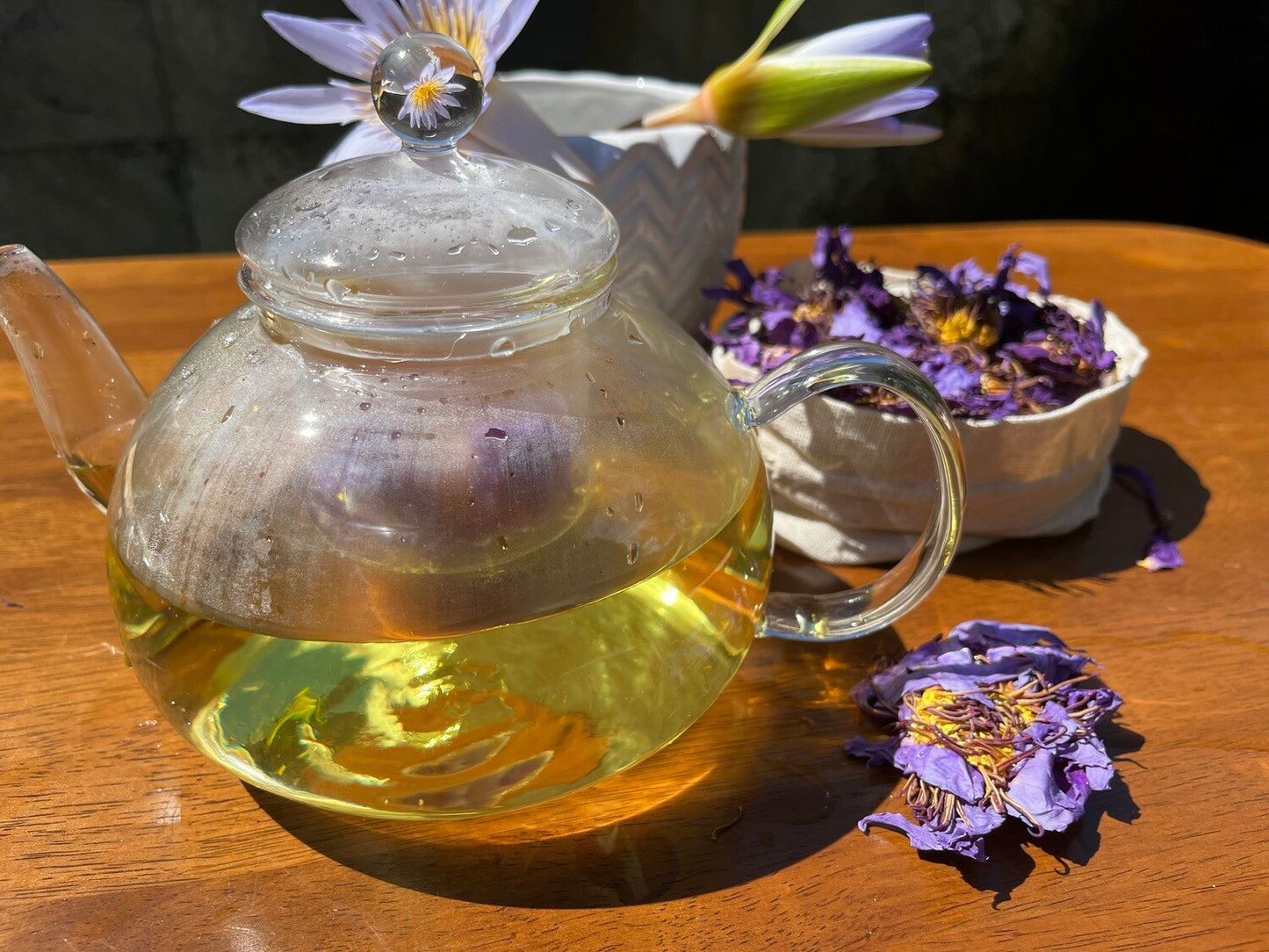 Borosilicate glass tea pot - Lotus essentials