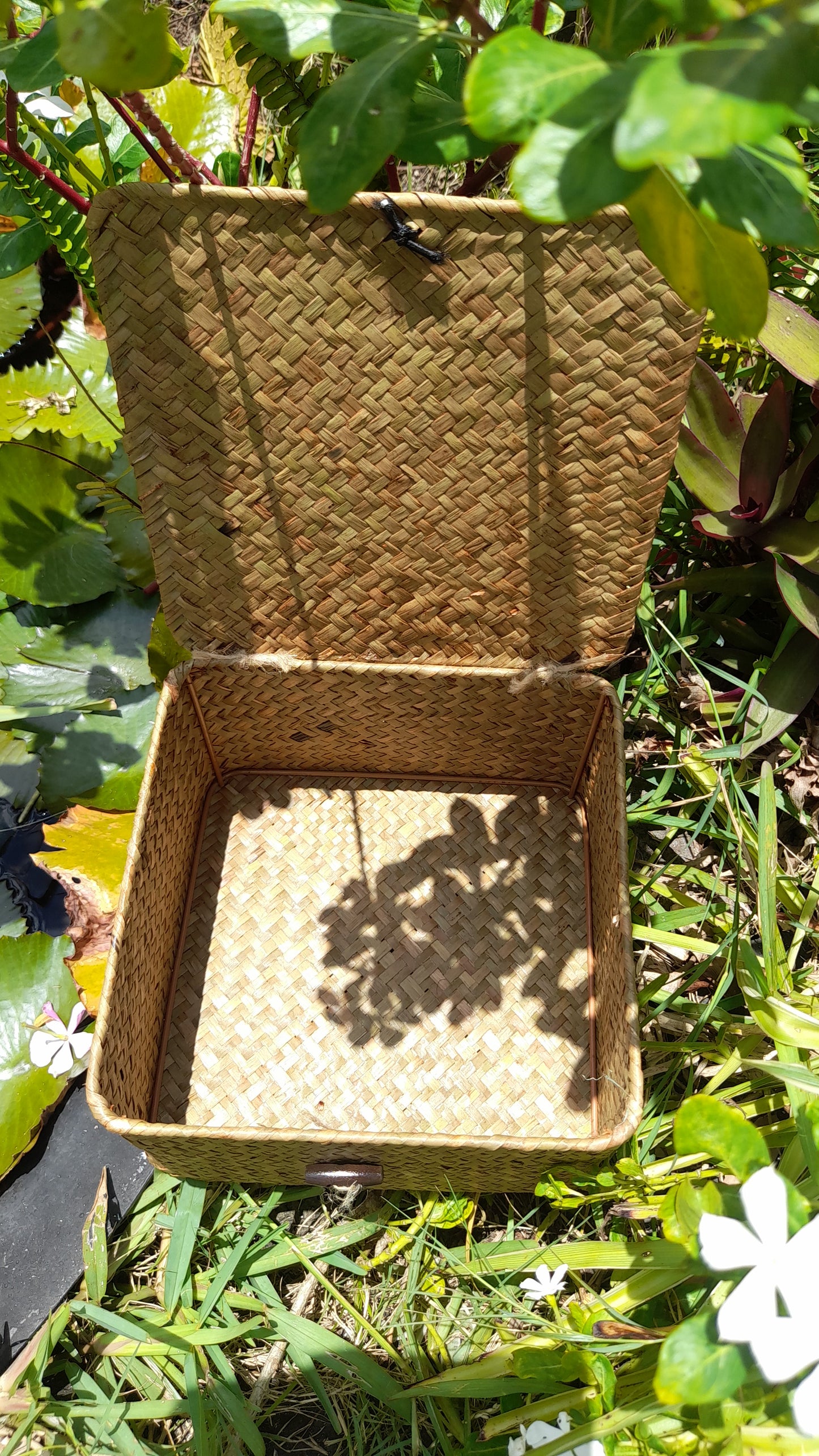 Woven naturel fibers box small( empty box can add flowers accordingly)