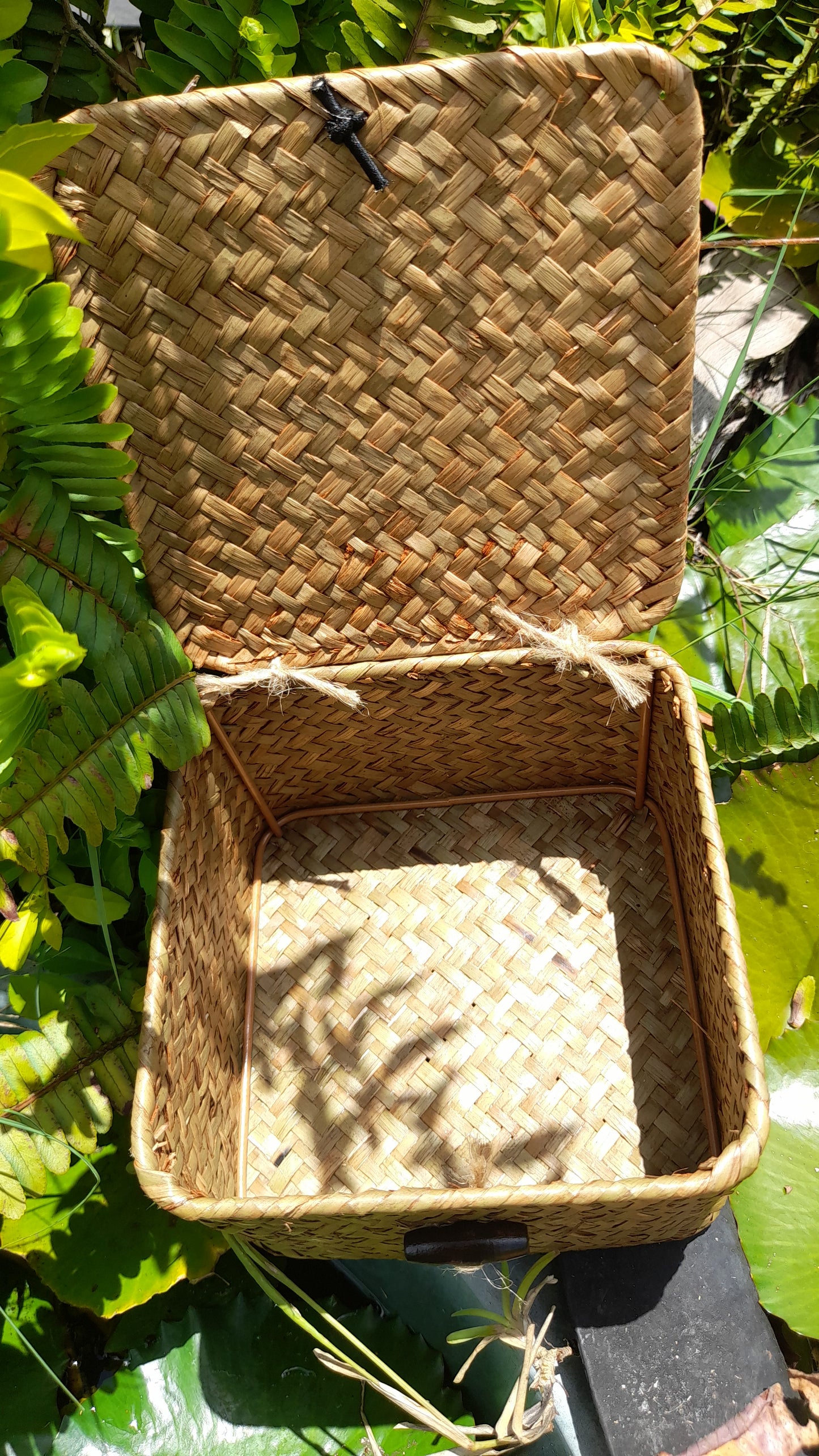 Woven naturel fibers box medium (empty box can add flowers accordingly)